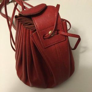 Super-super sweet, swingin' IL BISONTE  "VACHETTA" shoulder bag in bright red